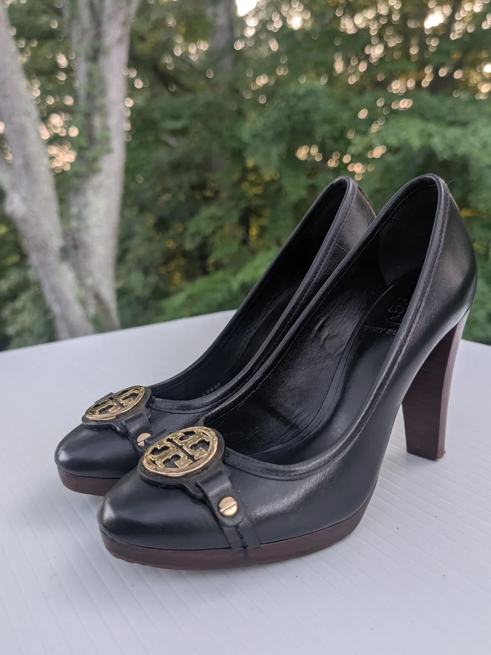 Tory Burch  Calsta Black Leather Logo Medallion Pumps 7